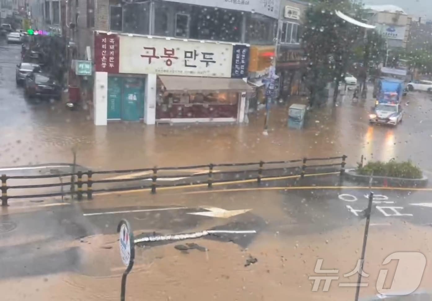 12일 낮 12시쯤 전남 여수시 중앙동 이순신광장 일대에 내린 폭우로 도로가 침수돼 있다.(독자 제공. 재판매 및 DB 금지)