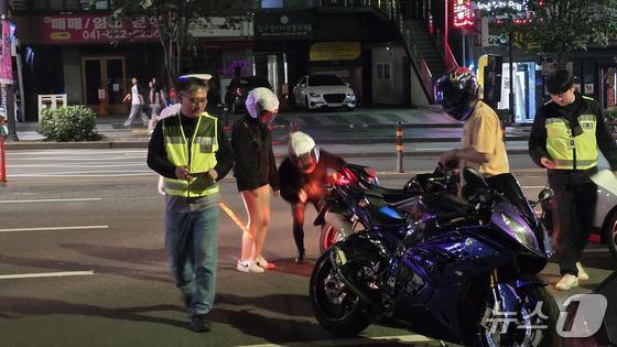  경찰이 천안 동남 신세계백화점 앞에서 폭주행위자들을 단속하고 있다. (충남경찰청 제공, 재판매 및 DB금지) / 뉴스1