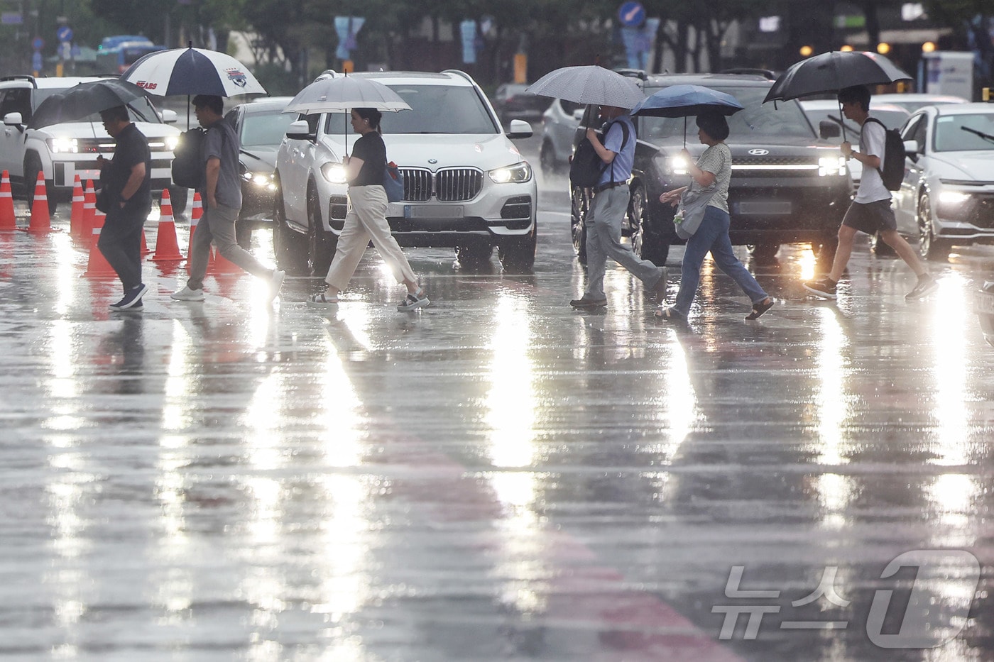서울 지역에 호우주의보가 발령된 13일 서울 종로구 광화문네거리에서 우산을 쓴 시민들이 출근길 발걸음을 재촉하고 있다. 2025.8.13/뉴스1 ⓒ News1 민경석 기자