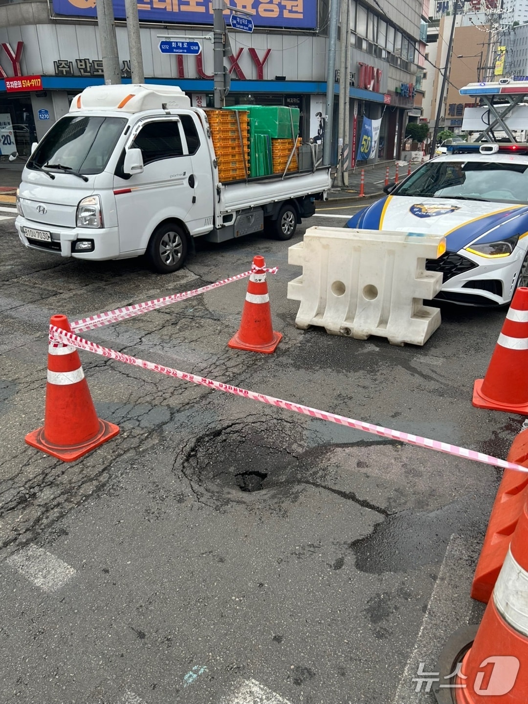 13일 오전 7시 12분쯤 광주 남구 백운동 도로에 싱크홀이 발생한 모습. (남구 제공. 재판매 및 DB 금지)