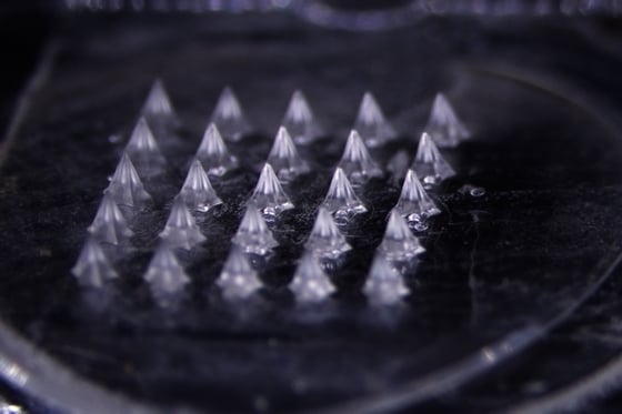 대웅테라퓨틱스가 개발한 마이크로니들 패치를 6.7배 확대 촬영한 모습.&#40;대웅제약 제공&#41;/뉴스1