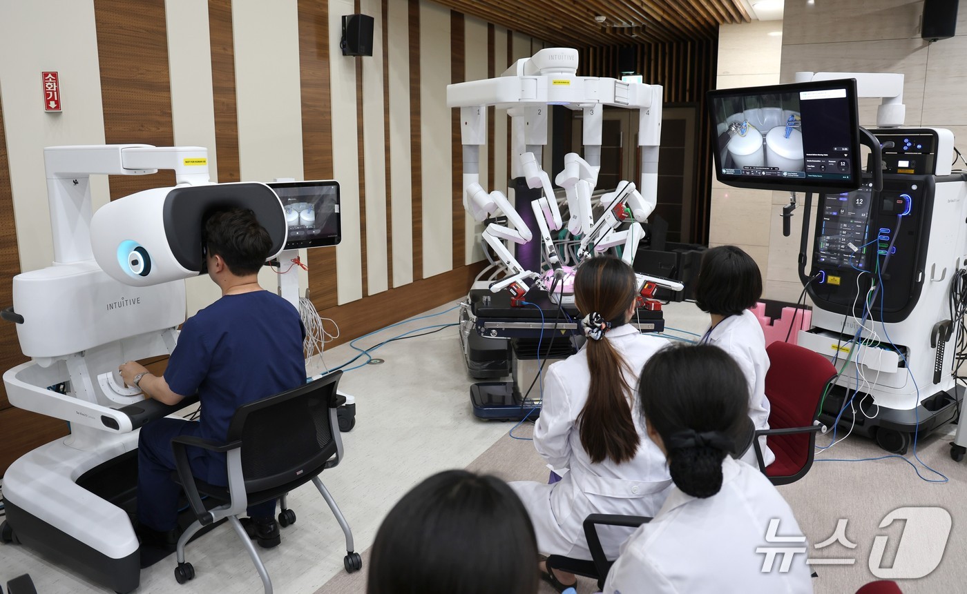 계명대 동산병원은 최근 의료진을 대상으로 차세대 로봇수술 장비에 대한 이해도를 높이는 프로그램을 진행했다. (계명대 동산병원 제공. 재판매 및 DB 금지)/뉴스1