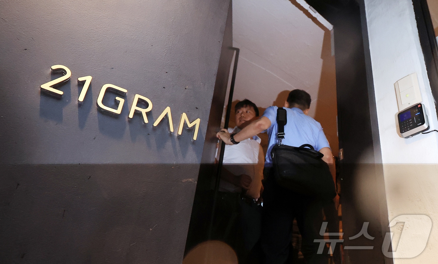 김건희 여사의 각종 의혹을 수사하는 민중기 특별검사팀 관계자가 13일 오전 서울 성동구에 위치한 인테리어 업체 21그램 사무실로 들어가고 있다. 2025.8.13/뉴스1 ⓒ News1 김진환 기자