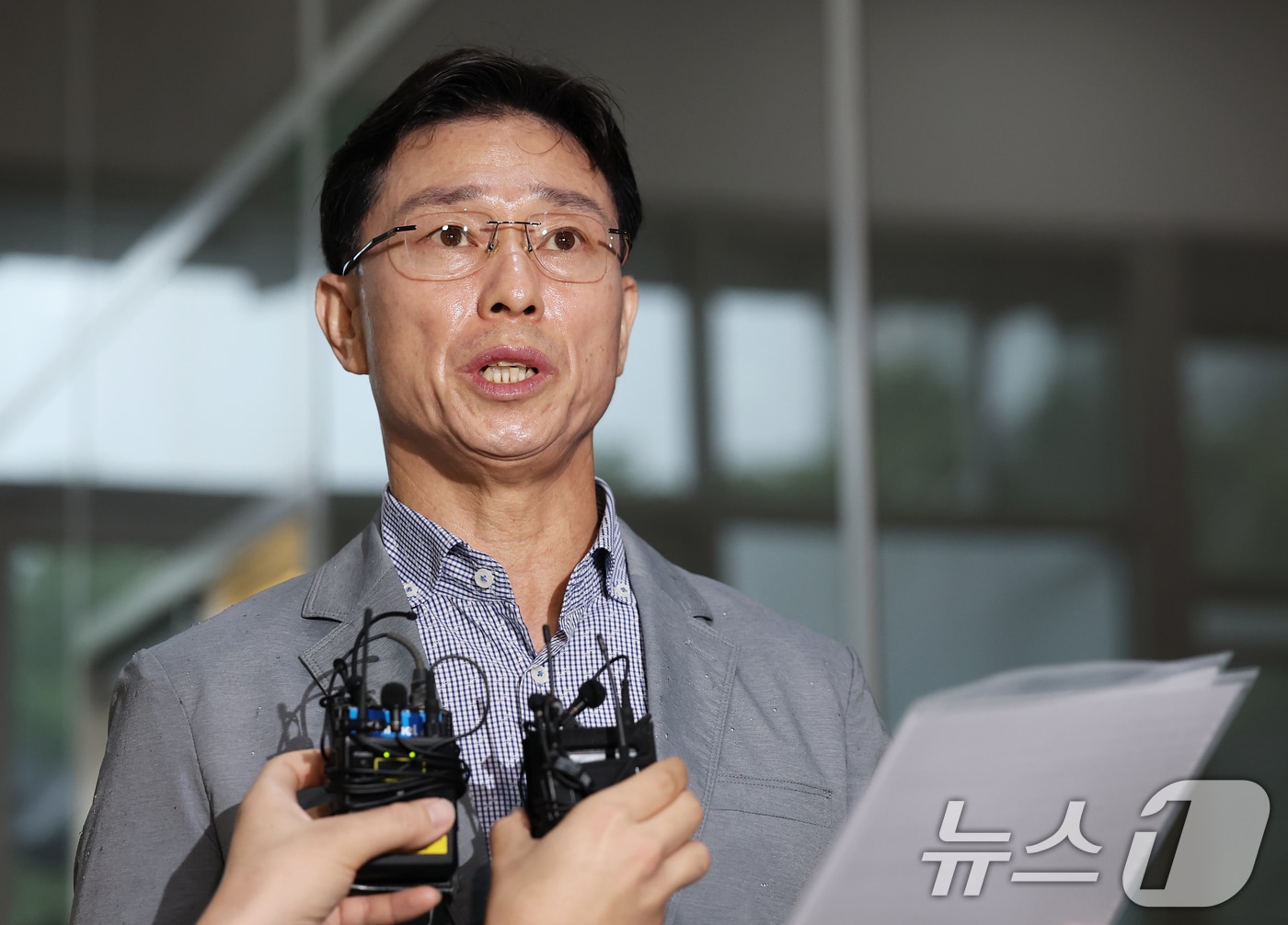 임성근 전 해병대 1사단장이 13일 오전 포렌식 참관을 위해 서울 서초구 순직해병 특검팀(이명현 특별검사) 사무실을 찾아 입장을 발표하고 있다. 2025.8.13/뉴스1 ⓒ News1 오대일 기자