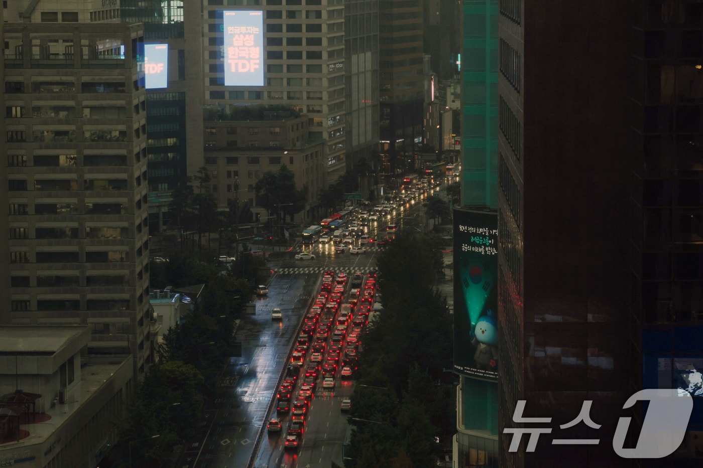 서울과 수도권에 호우주의보가 발령된 13일 서울 중구 남대문로에 차량들이 전조등을 키고 운행하고 있다. 2025.8.13/뉴스1 ⓒ News1 박세연 기자