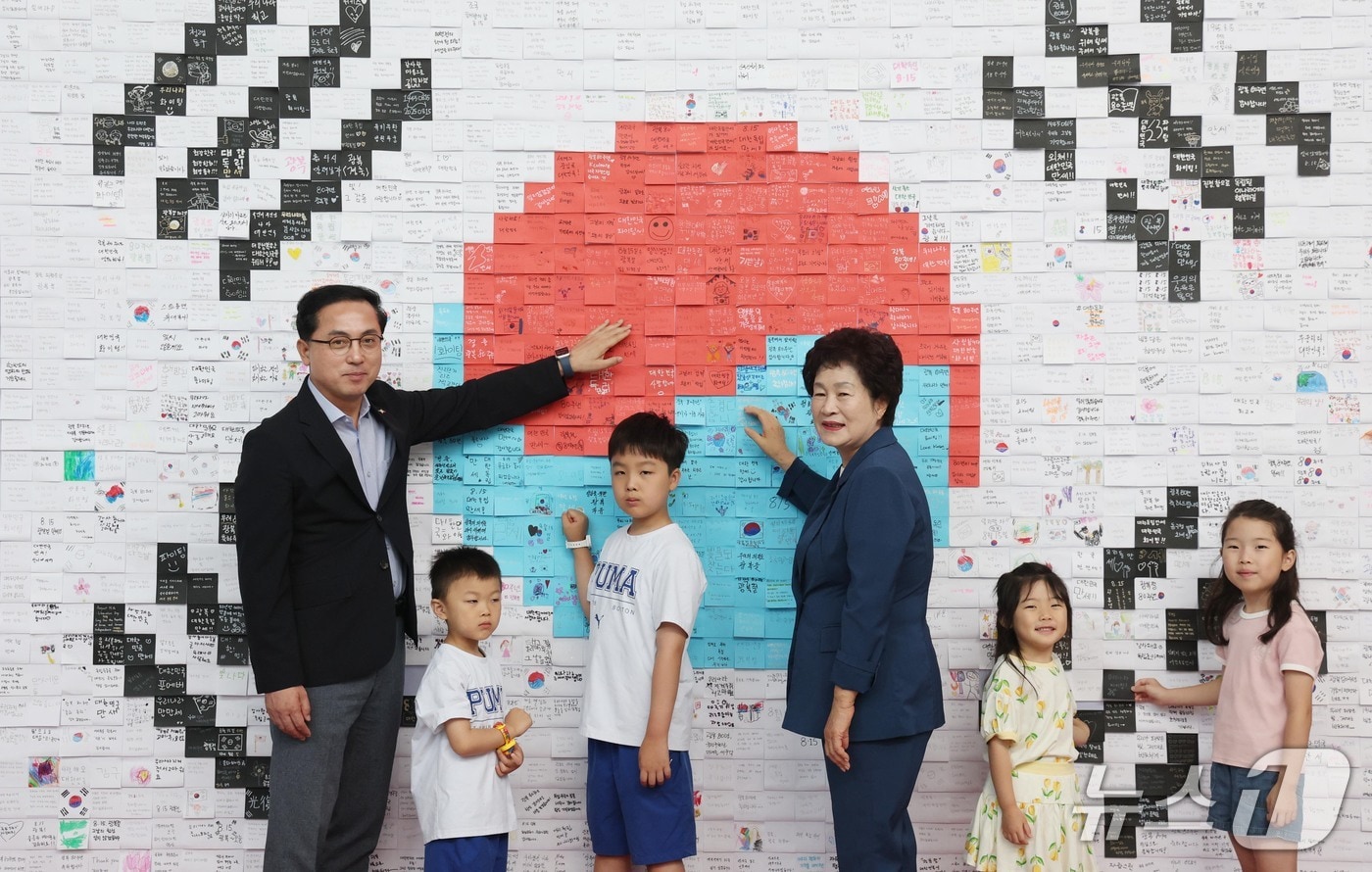 박희조 동구청장이 광복절 메시지를 붙이며 대형 태극기를 완성하고 있다.(동구 제공, 재판매 및 DB금지)/뉴스1