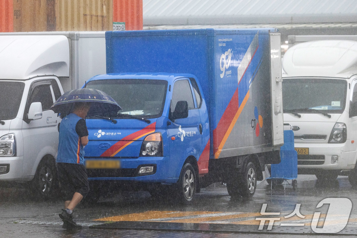 경기 부천시의 한 택배 물류센터에 CJ대한통운 택배 차량. /뉴스1 ⓒ News1