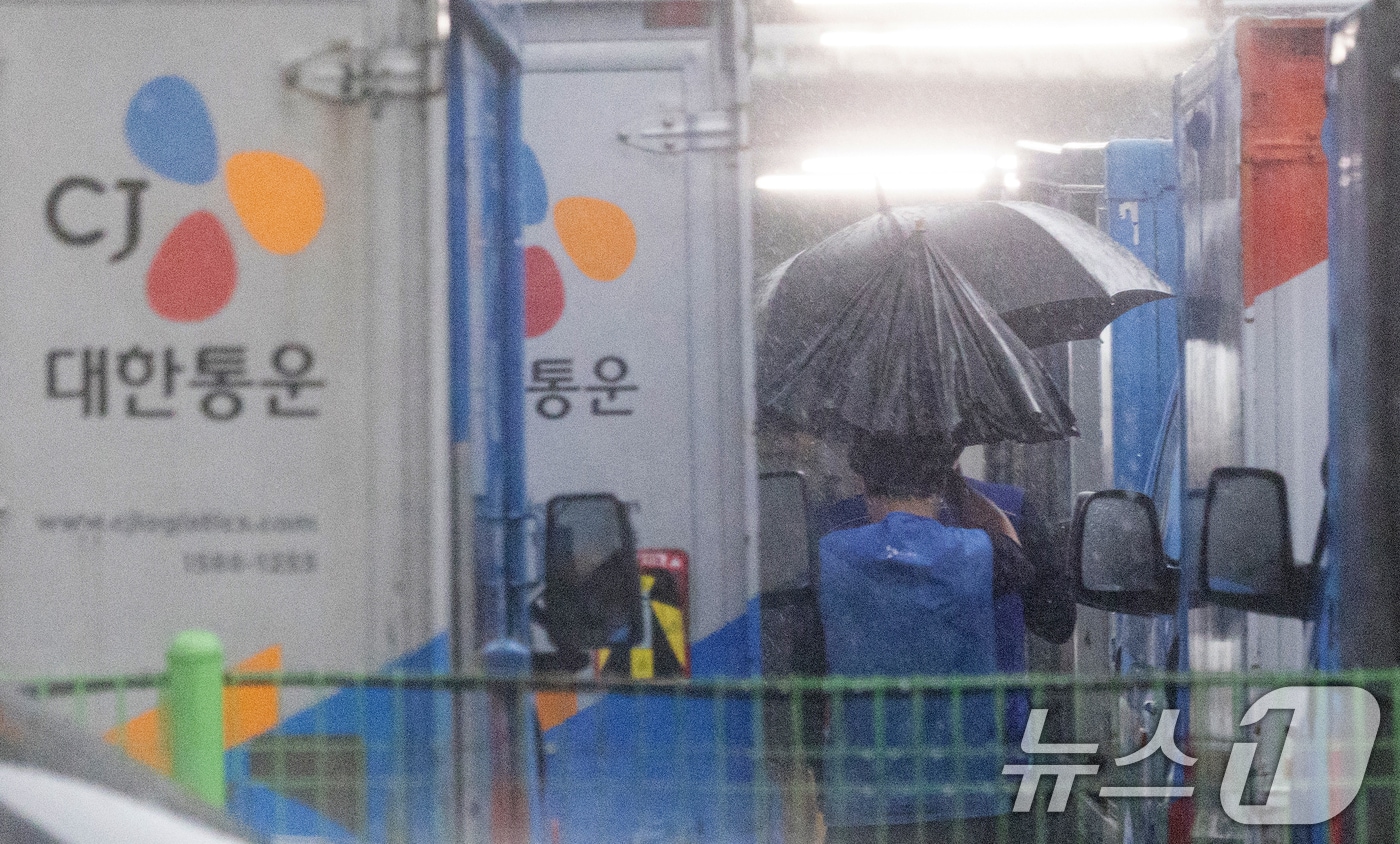 지난 2025년 8월13일 경기 부천시의 한 택배 물류센터에 CJ대한통운 택배 차량의 모습이 보이고 있다.2025.8.13 ⓒ 뉴스1 이승배 기자