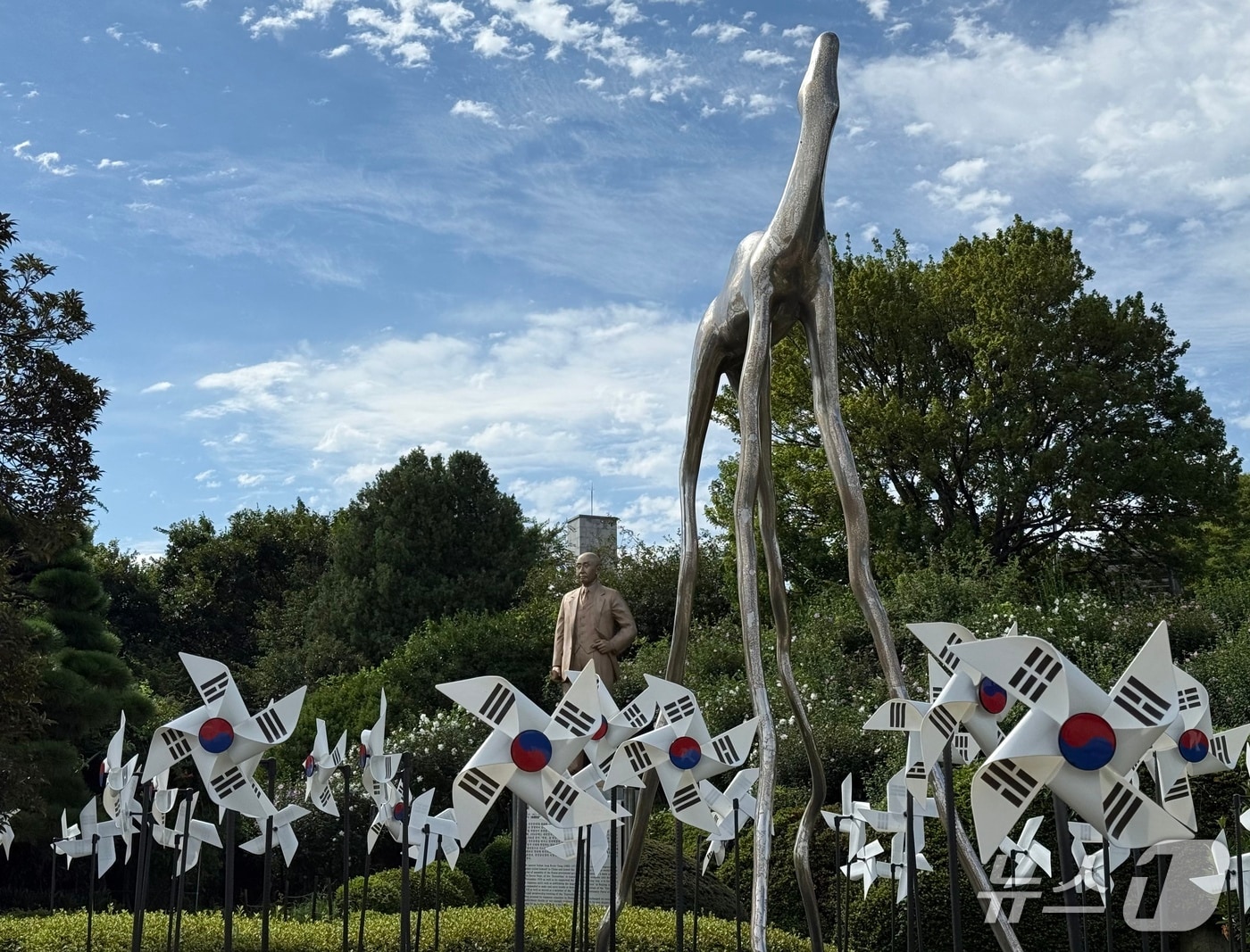 부산광복기념관 장건상 선생 동상 앞에 조성된 나라사랑 태극기 바람개비 동산. (부산시설공단 제공. 재판매 및 DB 금지)