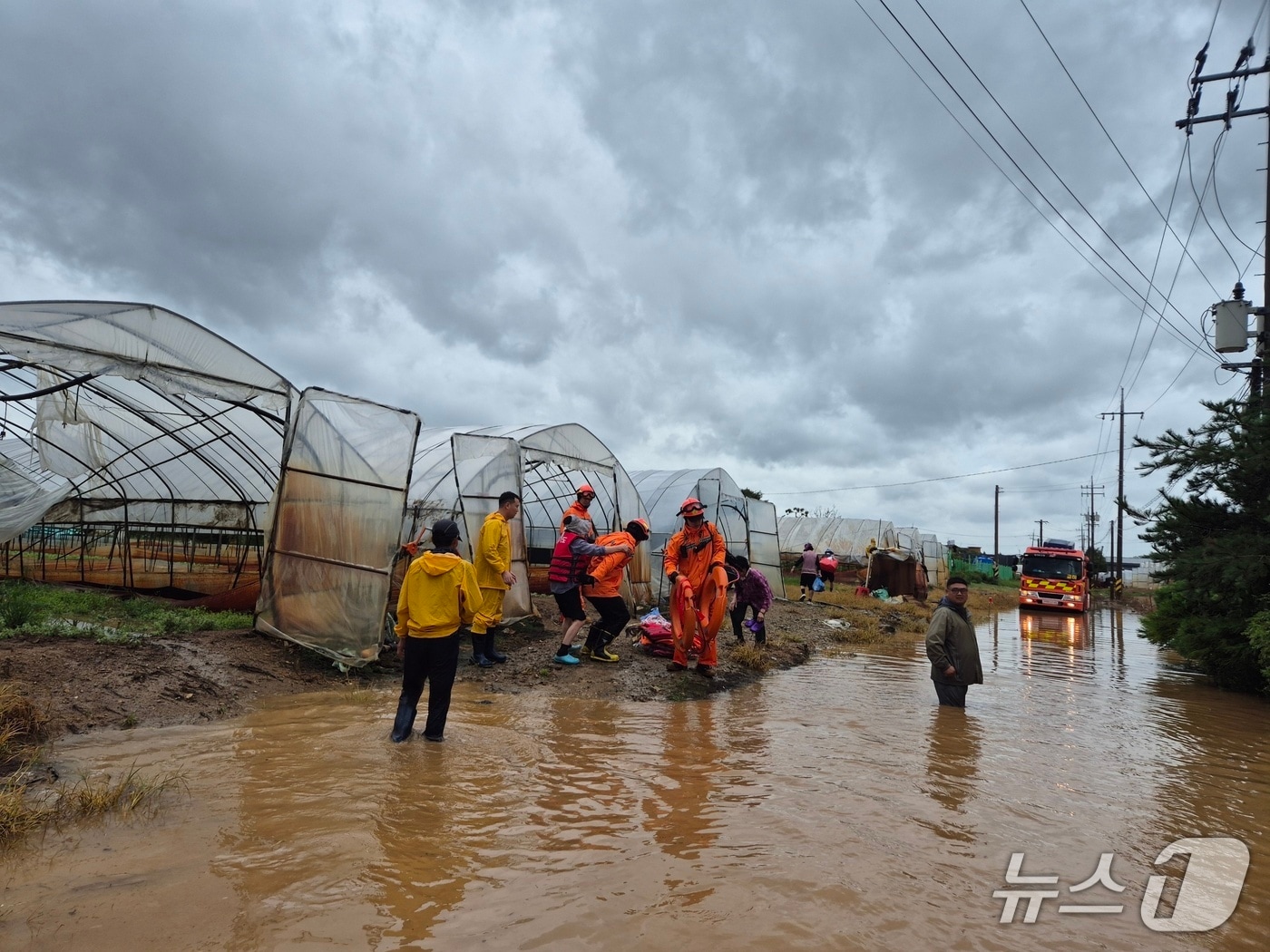 13일 오후 경기 고양시에서 폭우가 쏟아져 침수된 비닐하우스에서 인명구조를 벌이는 구급대원들. (사진=경기도북부소방재난본부)
