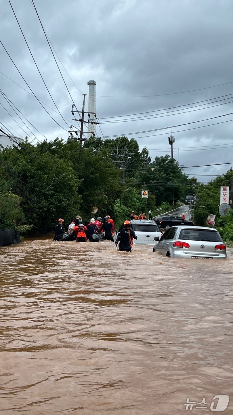 경기북부일대에서 구조활동을 벌이는 소방대원들. (사진=경기도북부소방재난본부)