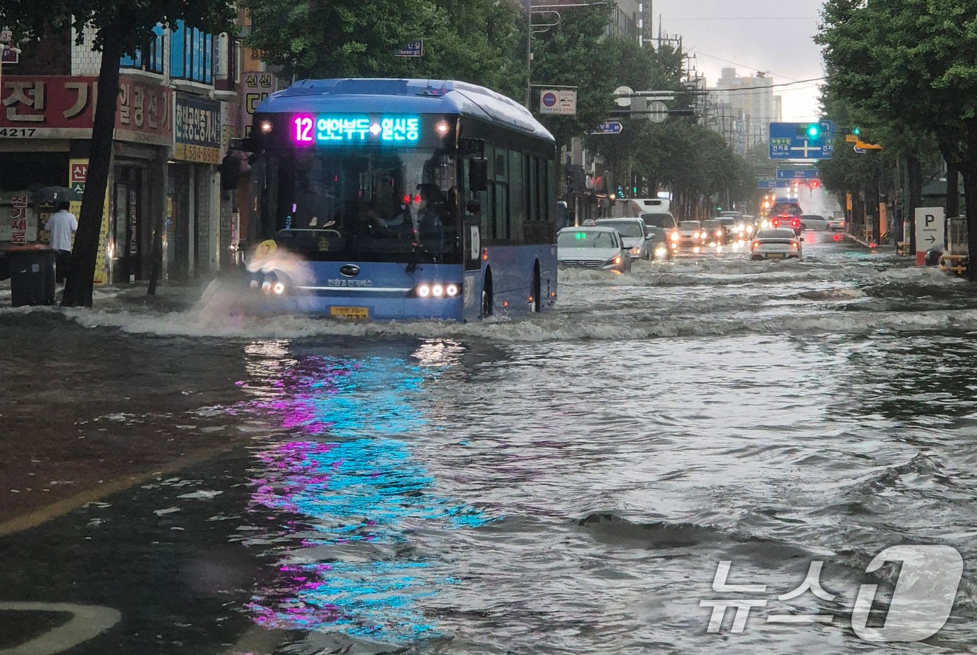 13일 오전 많은 비가 내리면서 인천 서구의 도로가 침수돼 있다. (독자제공.재판매 및 DB금지)2025.8.13/뉴스1