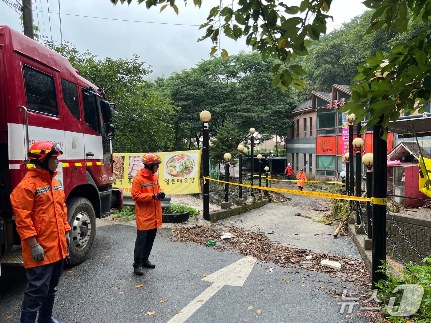 13일 경기 양주시 장흥면 야산의 숙박시설에서 12명이 고립됐다는 신고가 접수돼 구조활동을 벌이는 소방대원들. (사진=경기도북부소방재난본부)