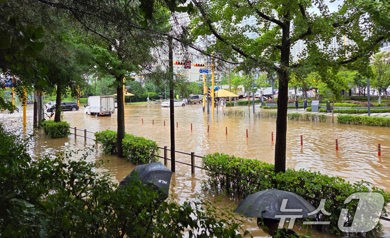 13일 오전 많은 비가 내리면서 인천 서구의 도로가 침수돼 있다. (독자제공.재판매 및 DB금지)2025.8.13/뉴스1