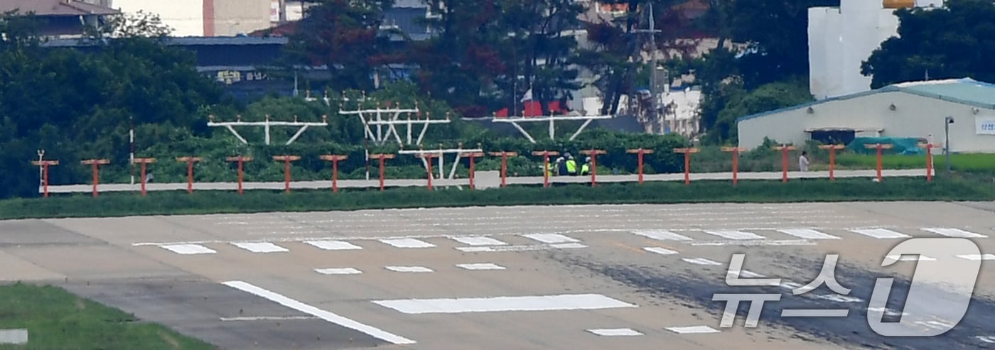 국토교통부와 한국공항공사가 13일 경북 포항경주공항에서 방위각제공시설(LOC 로컬러이저)구조물 개선 공사를 진행하고 있다. .2025.8.13/뉴스1 ⓒ News1 최창호 기자