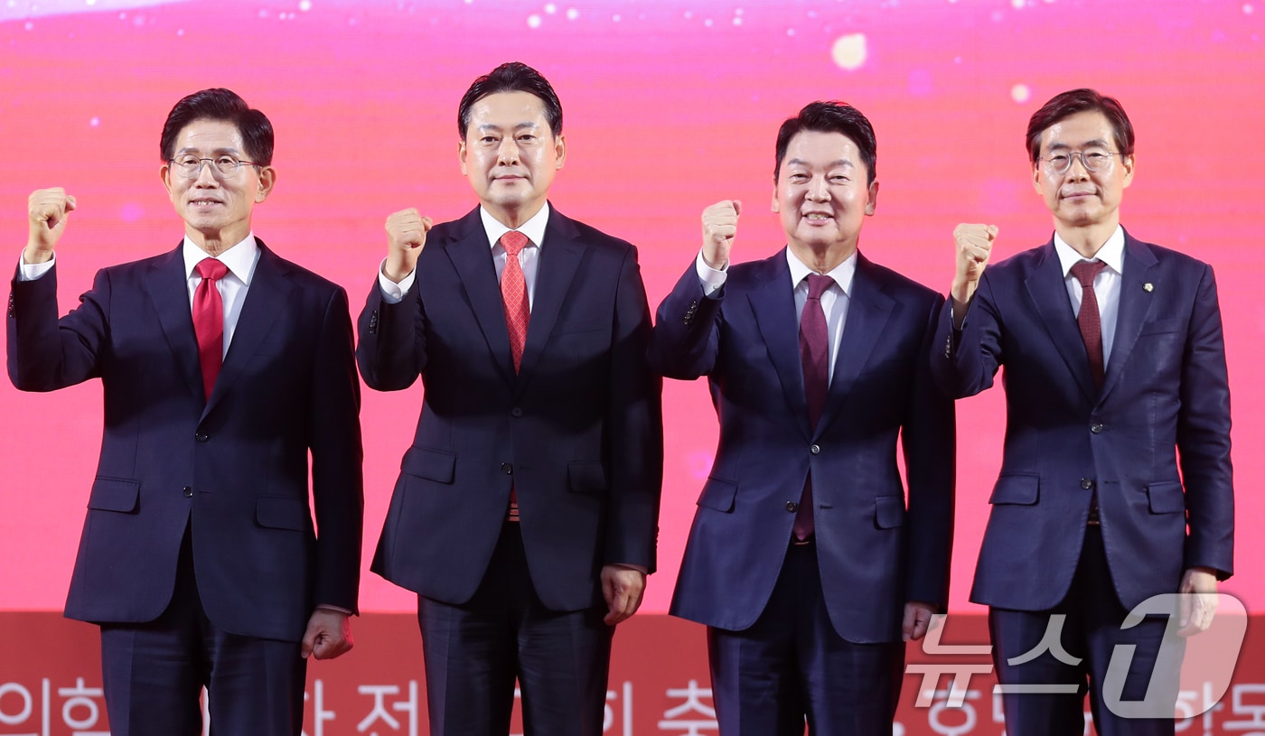 김문수(왼쪽부터), 장동혁, 안철수, 조경태 국민의힘 당대표 후보가 지난 13일 대전 배재대에서 열린 국민의힘 제6차 전당대회 충청·호남 합동연설회에 앞서 파이팅을 하고 있다. 김문수· 장동혁 후보는 반탄, 안철수·조경태 후보는 찬탄 포지션을 점하고 있다. 2025.8.13/뉴스1 ⓒ News1 김기태 기자