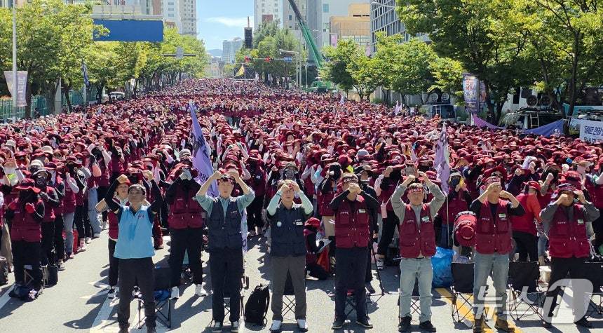 민주노총 전국플랜트건설노조 울산지부 조합원들이 지난 7월 24일 울산시청 남문 앞에서 임금 및 단체협상 투쟁 승리 결의대회를 하고 있다. (울산플랜트건설노조 제공. 재판매 및 DB 금지) /뉴스1