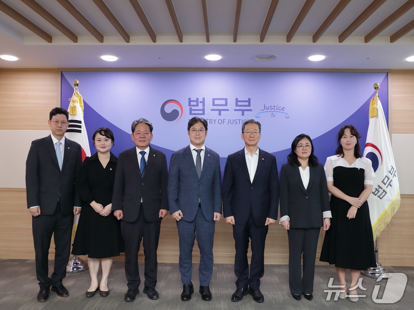 정성호 법무부 장관(오른쪽 세 번째)이 13일 대한변호사협회 임원들과 만나 기념촬영을 하고 있다. 정 장관은 이날 변협 임원들과 검찰개혁 법안에 대한 의견을 청취하고 변호사제도 등을 논의했다. 2025.8.13./ⓒ 뉴스1(법무부 제공)