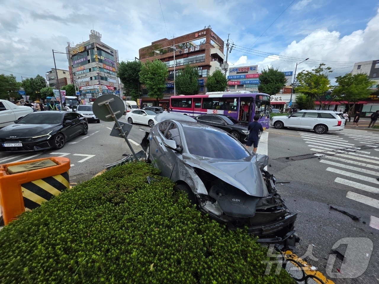 13일 오후 2시 44분쯤 광주 북구 용봉동에서 난 추돌사고로 차량이 부서져 있다. &#40;광주 북구 제공. 재판매 및 DB 금지&#41; 