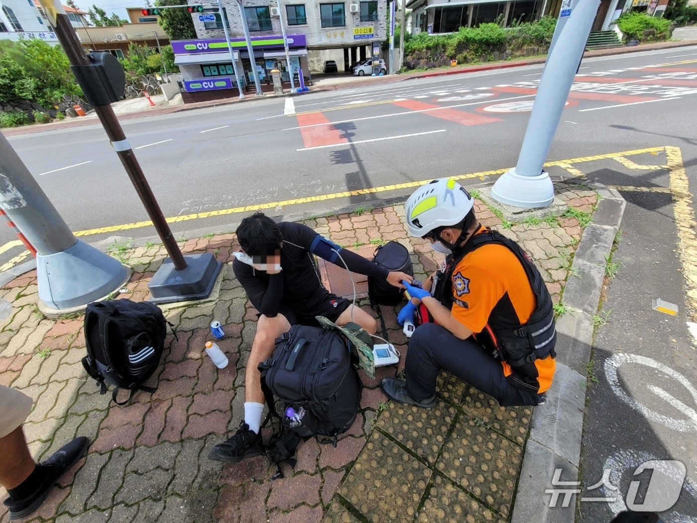 13일 오후 서귀포 올레길 9코스에서 20대 남성이 쓰러졌다.&#40;제주도소방안전본부 제공. 재판매 및 DB 금지&#41;