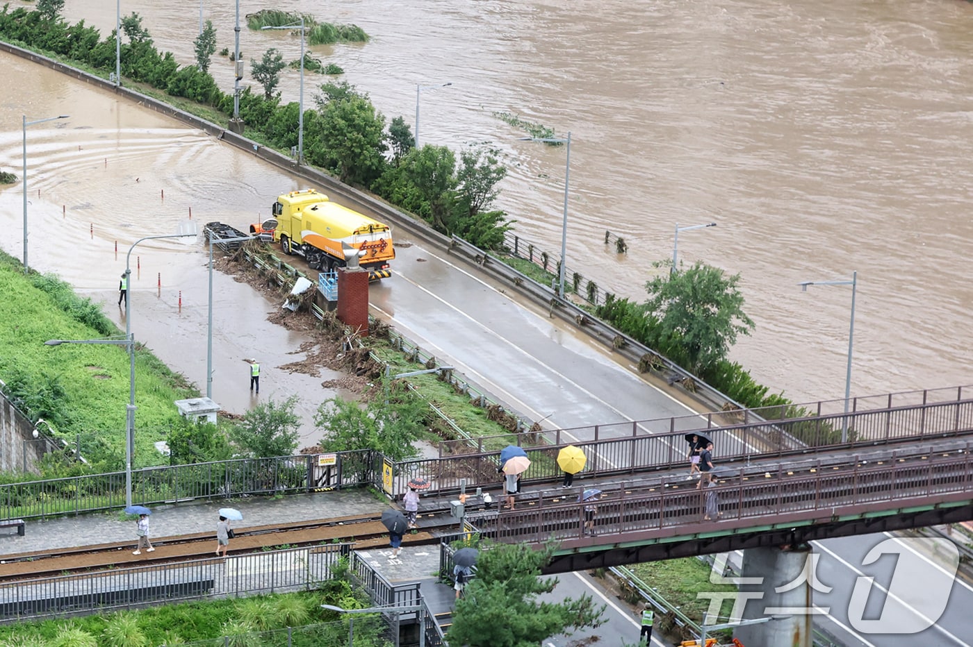 서울 동북·서북권에 호우경보가 발령된 지난13일 서울 노원구 월계동을 지나 흐르는 중랑천이 범람해 동부간선도로 통행 복구작업이 실시되고 있다. (사진은 기사와 무관)2025.8.13/뉴스1 ⓒ News1 민경석 기자