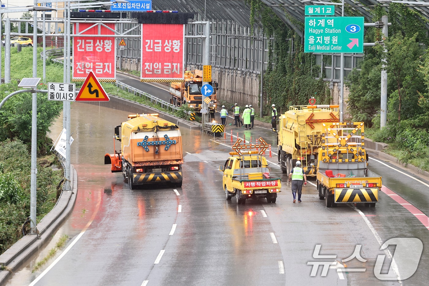 서울 동북·서북권에 호우경보가 발령된 13일 서울 노원구 월계동을 지나 흐르는 중랑천이 범람해 동부간선도로 차량통행이 통제되고 있다. 2025.8.13/뉴스1 ⓒ News1 민경석 기자