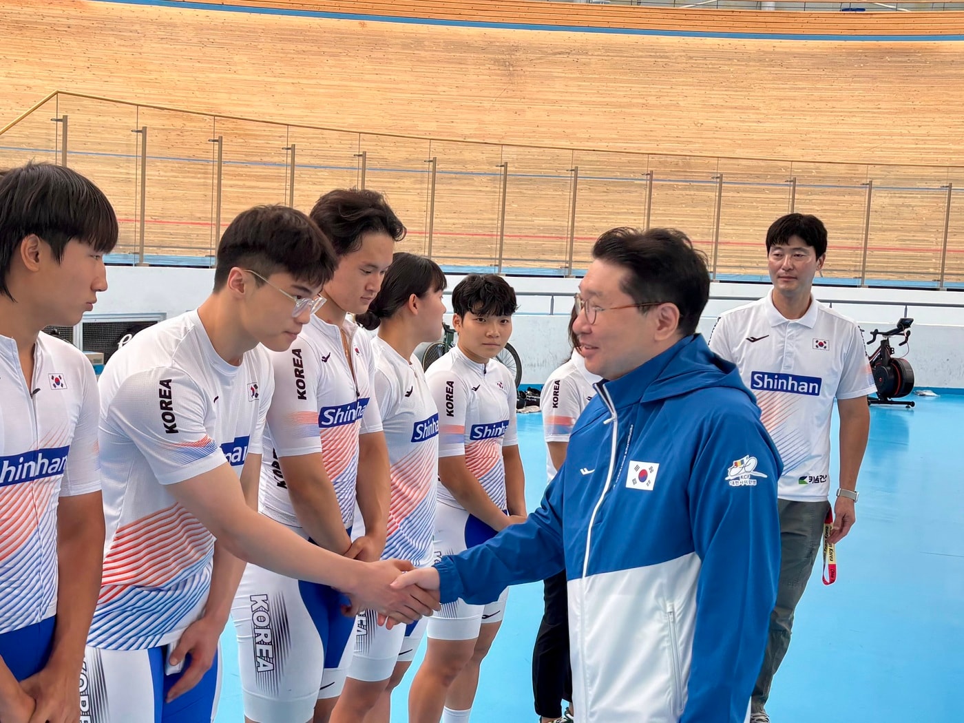 이상현 대한사이클연맹 회장은 13일 진천 국가대표선수촌을 찾아 2026 아이치·나고야 아시안게임을 앞두고 훈련 중인 국가대표 선수단을 격려했다.(대한사이클연맹 제공)