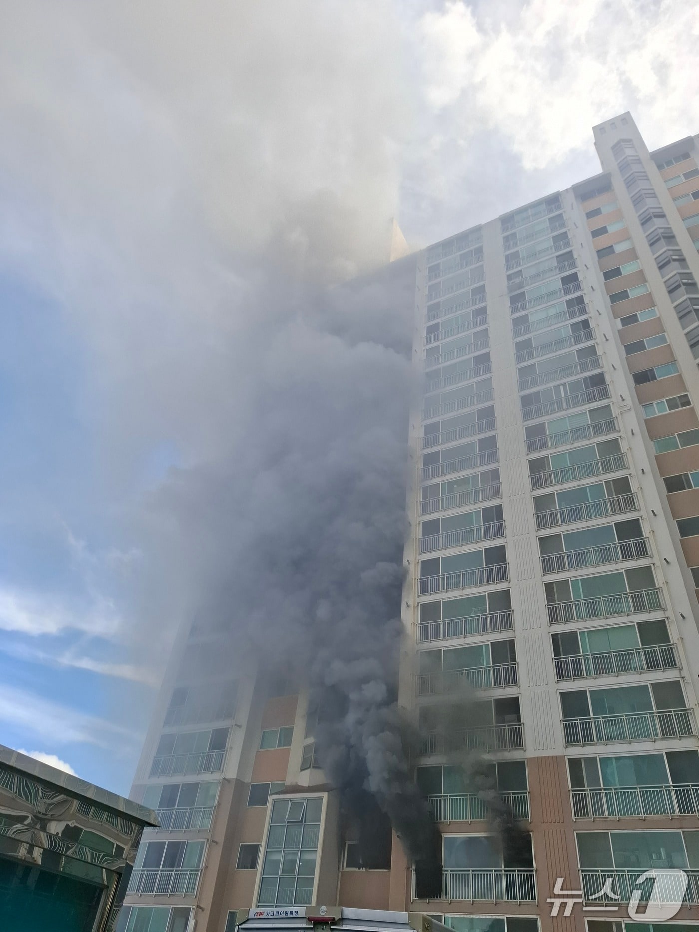 13일 오후 3시 44분쯤 창원시 마산회원구 회원동의 15층짜리 아파트 3층에서 불이나 주민 9명이 경상을 입었다. 사진은 화재 현장 모습.(창원소방본부 제공. 재판매 및 DB금지)