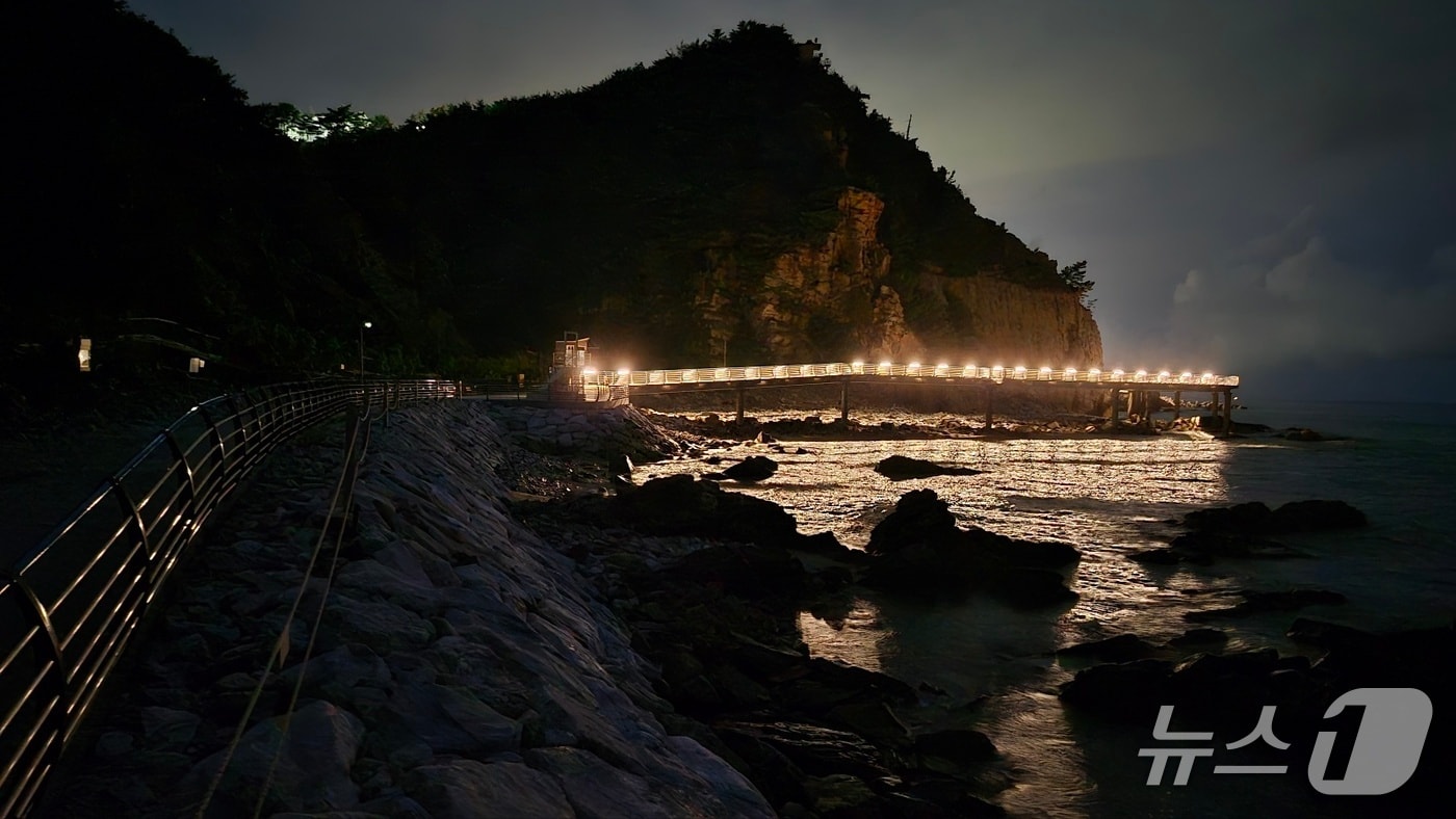 정동심곡 바다부채길 야간개장.(강릉관광개발공사 제공, 재판매 및 DB 금지) 2025.8.13/뉴스1
