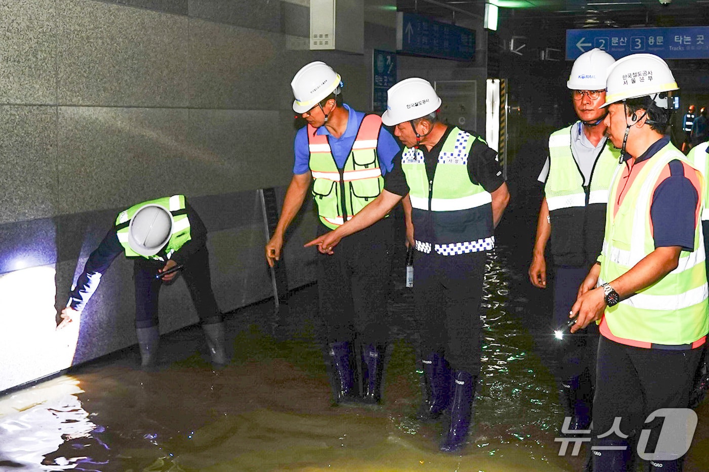 한문희 코레일 사장&#40;사진 가운데&#41;가 13일 오후 극한호우로 피해를 입은 경의중앙선 항공대역 고객 통로 침수 현황을 점검하고 있다.&#40;코레일 제공, 재판매 및 DB금지&#41;/뉴스1