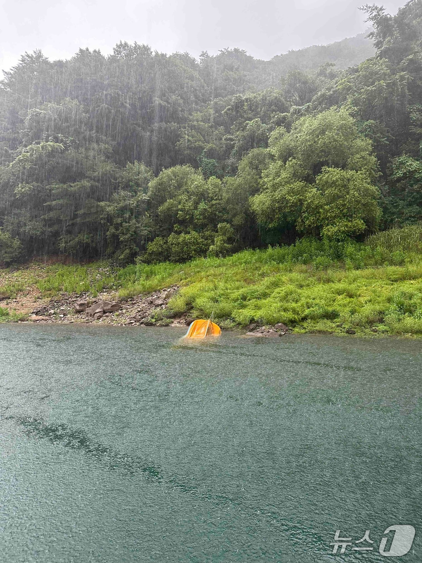 강원 화천군 화천읍 동촌리 파로호 간이선착장 실종 현장.(강원도소방본부 제공, 재판매 및 DB금지)