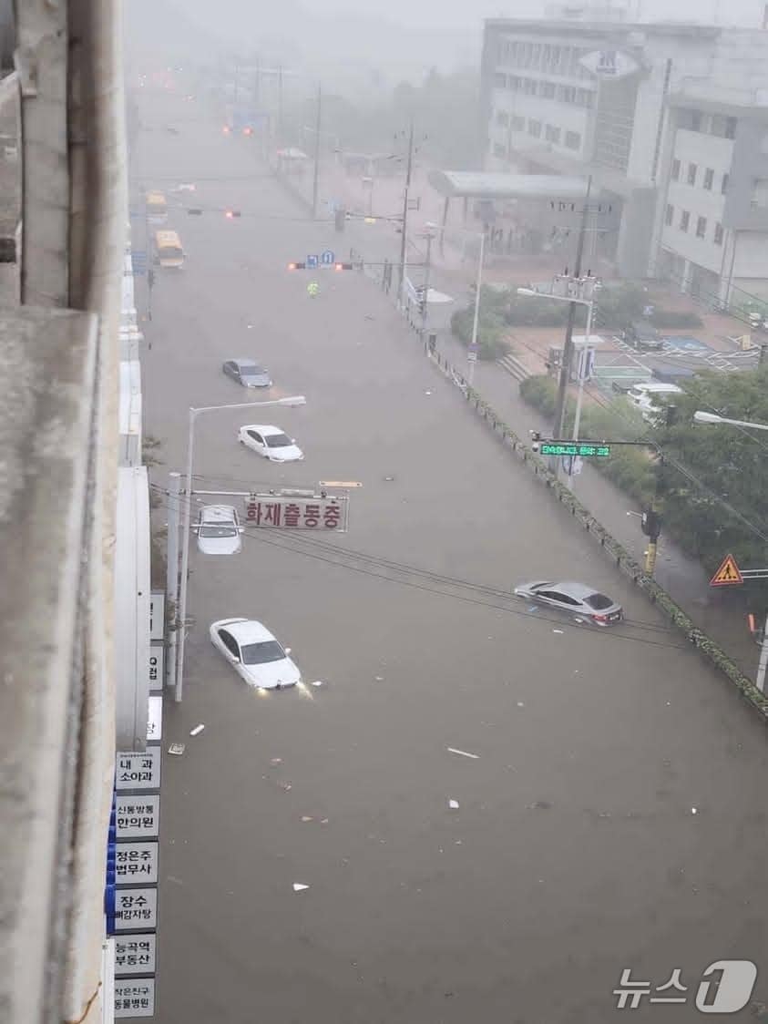 13일 오후 경기북부에 집중호우가 쏟아져 고양시 능곡역 일대가 침수됐던 모습. (사진=독자제공)
