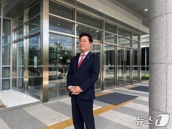 부산지법 서부지원 앞에서 김형찬 강서구청장이 발언하고 있다.2025.6.5/뉴스1 ⓒ News1 장광일 기자