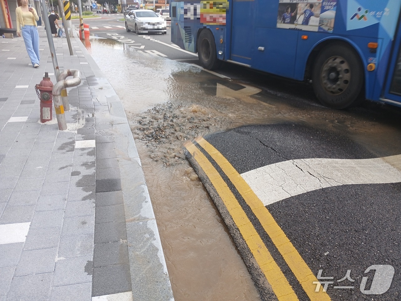  아산 용화동 상수도관 파손 현장. (아산시 제공, 재판매 및 DB금지) / 뉴스1