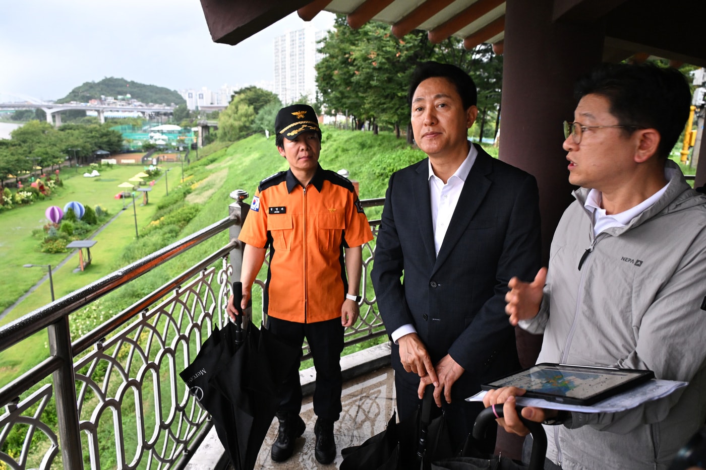 오세훈 서울시장이 13일 오후 홍수주의보가 발령된 중랑천 현장을 점검하고 있다.(서울시 제공)