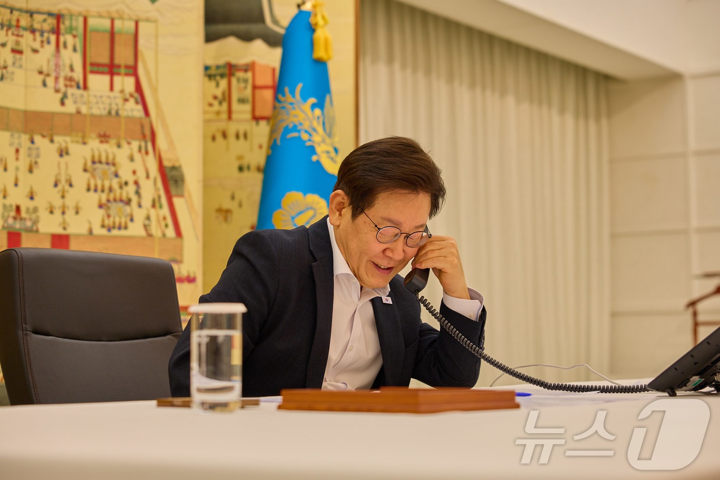 이재명 대통령이 지난 13일 서울 한남동 관저에서 빈 살만 사우디 왕세자 겸 총리와 전화 통화를 하고 있다. &#40;대통령실 제공. 재판매 및 DB금지&#41; 2025.8.13/뉴스1 ⓒ News1 이재명 기자