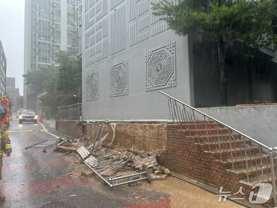 인천 동구 아파트 담벼락 무너진 현장(인천소방본부 제공.재판매 및 DB금지)