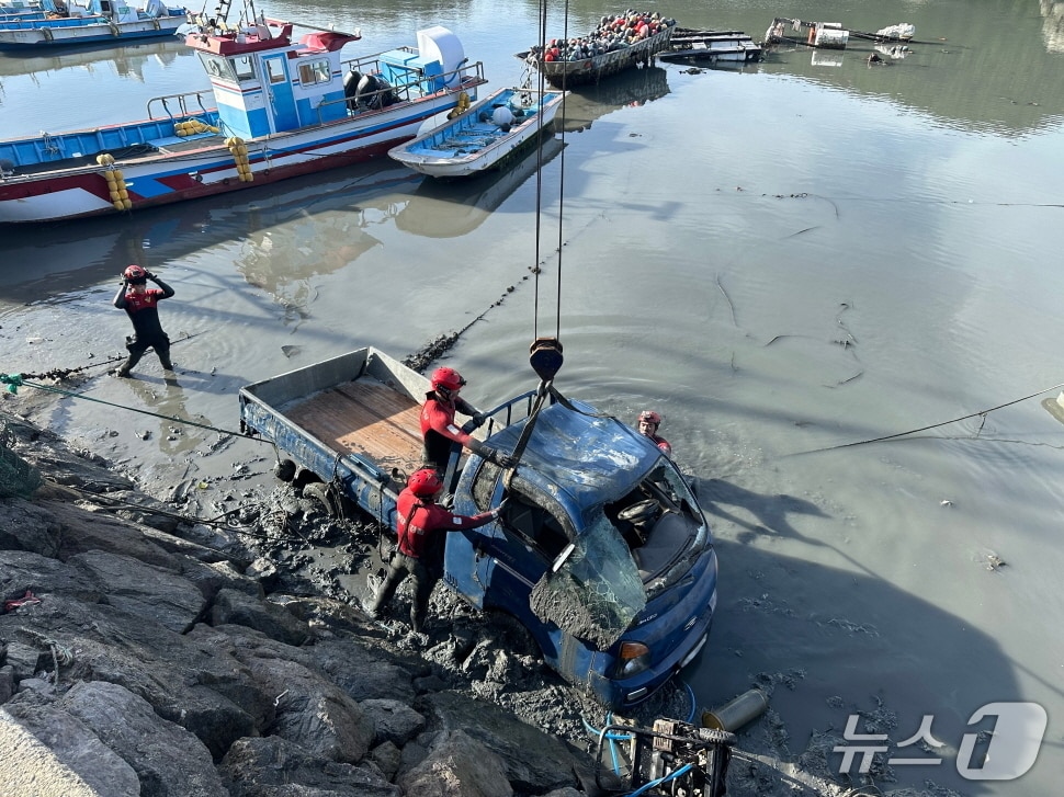 13일 오후 전남 완도군 조약도 당목항 선착장에서 해경이 차량 인양 작업을 하는 모습. &#40;완도해경 제공. 재판매 및 DB 금지&#41;