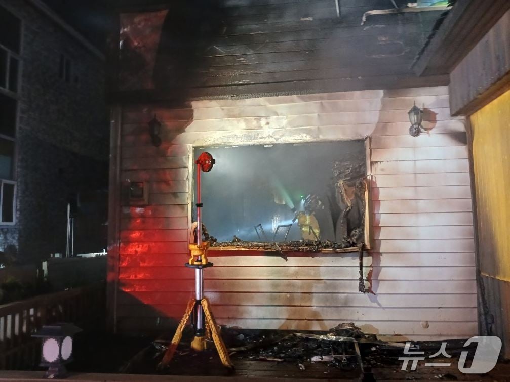 13일 오후 8시 47분쯤 구미시 구평동 한 주택에서 불이나 소방 당국이 진화하고 있다.(경북소방본부 제공. 재판매 및 DB 금지)2025.8.14/뉴스1