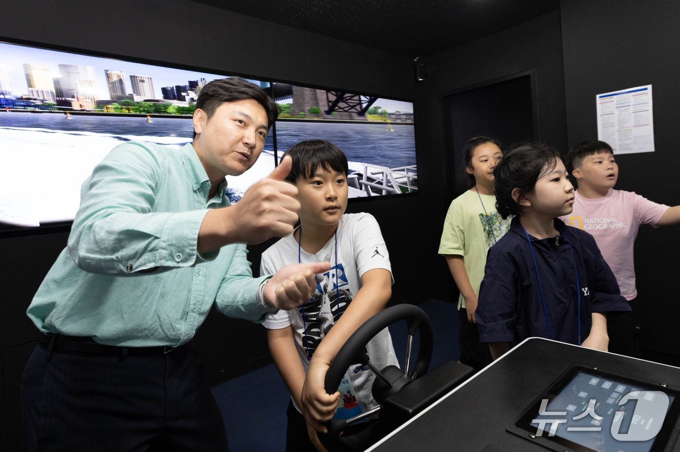 상선체험 활동에 참여한 어린이들이 13일 HMM오션서비스 트레이닝센터에서 선박 조종 시뮬레이션을 체험하고 있다. &#40;HMM 제공&#41;