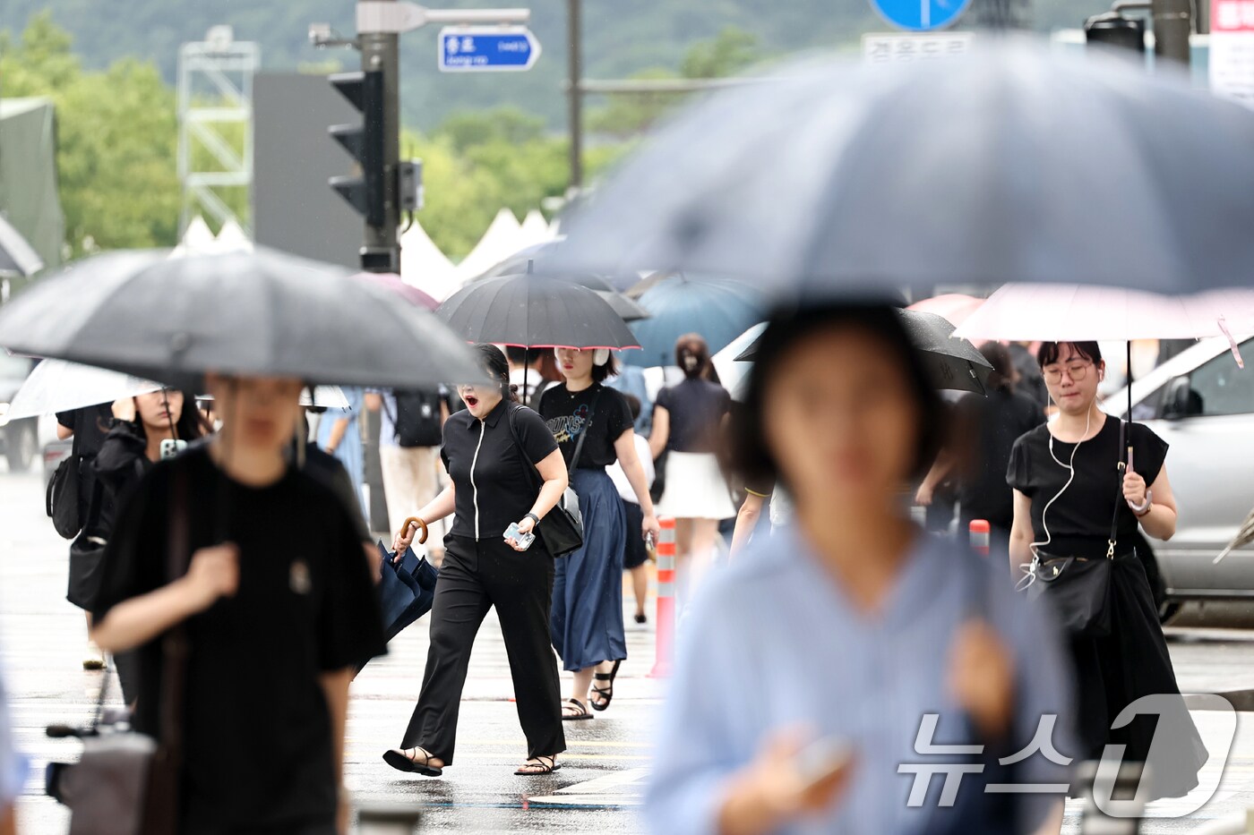 서울 종로구 광화문네거리에서 우산을 쓴 시민들이 출근길 발걸음을 옮기고 있다. /뉴스1 ⓒ News1 민경석 기자