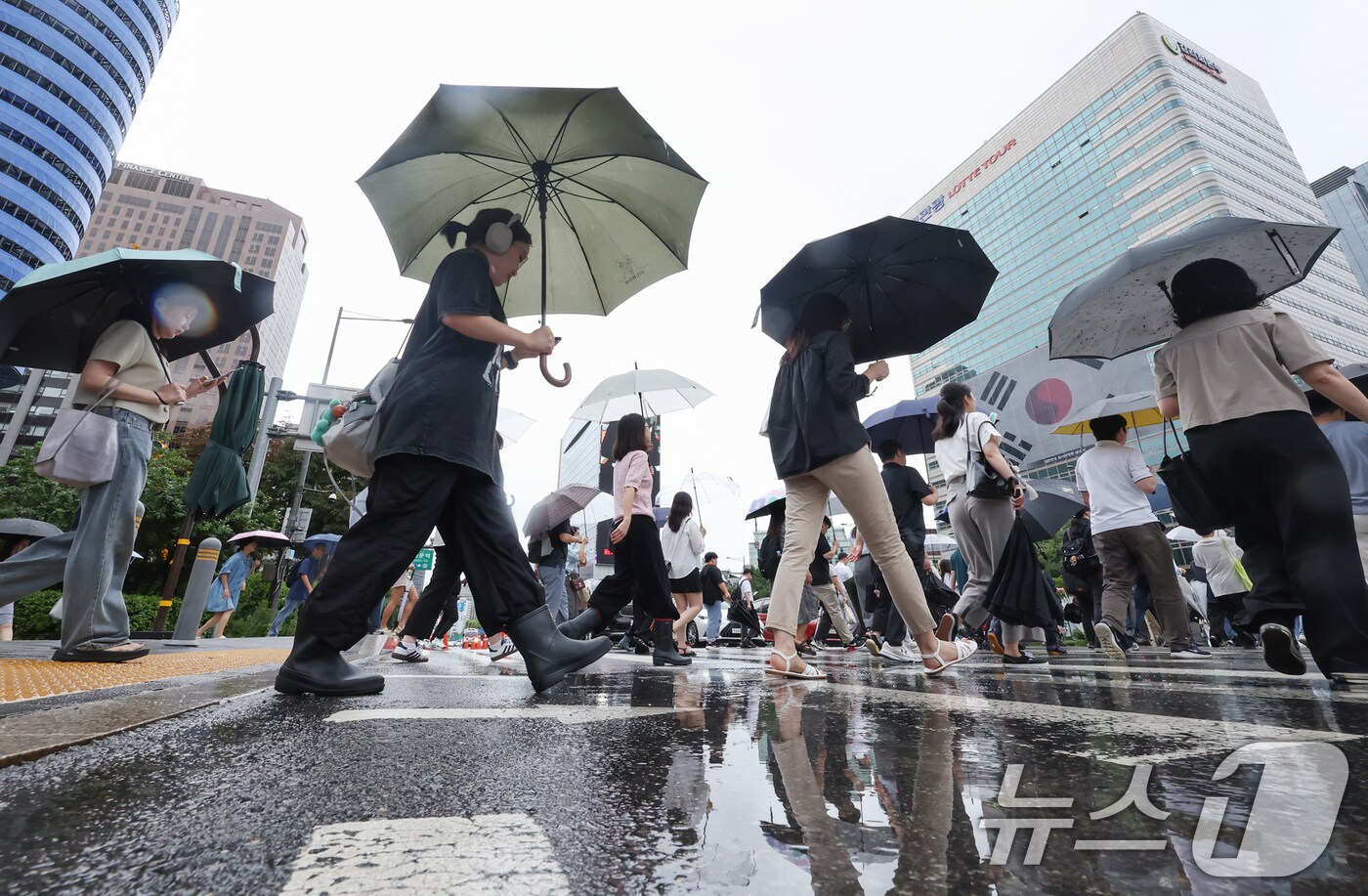우산을 쓴 시민들(사진은 기사 내용과 무관함) / 뉴스1 ⓒ News1