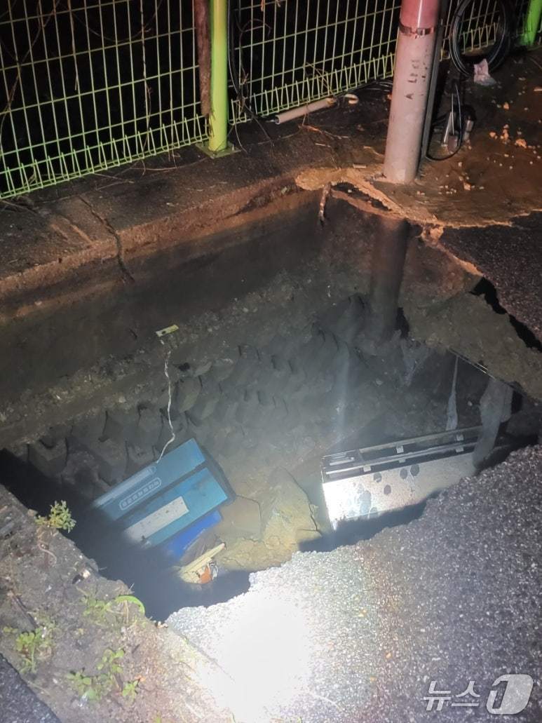 경기 고양시 덕양구 고양동의 한 주택가 옆 하천변에 발생한 씽크홀. (경기북부소방재난본부 제공, 재판매 및 DB금지)