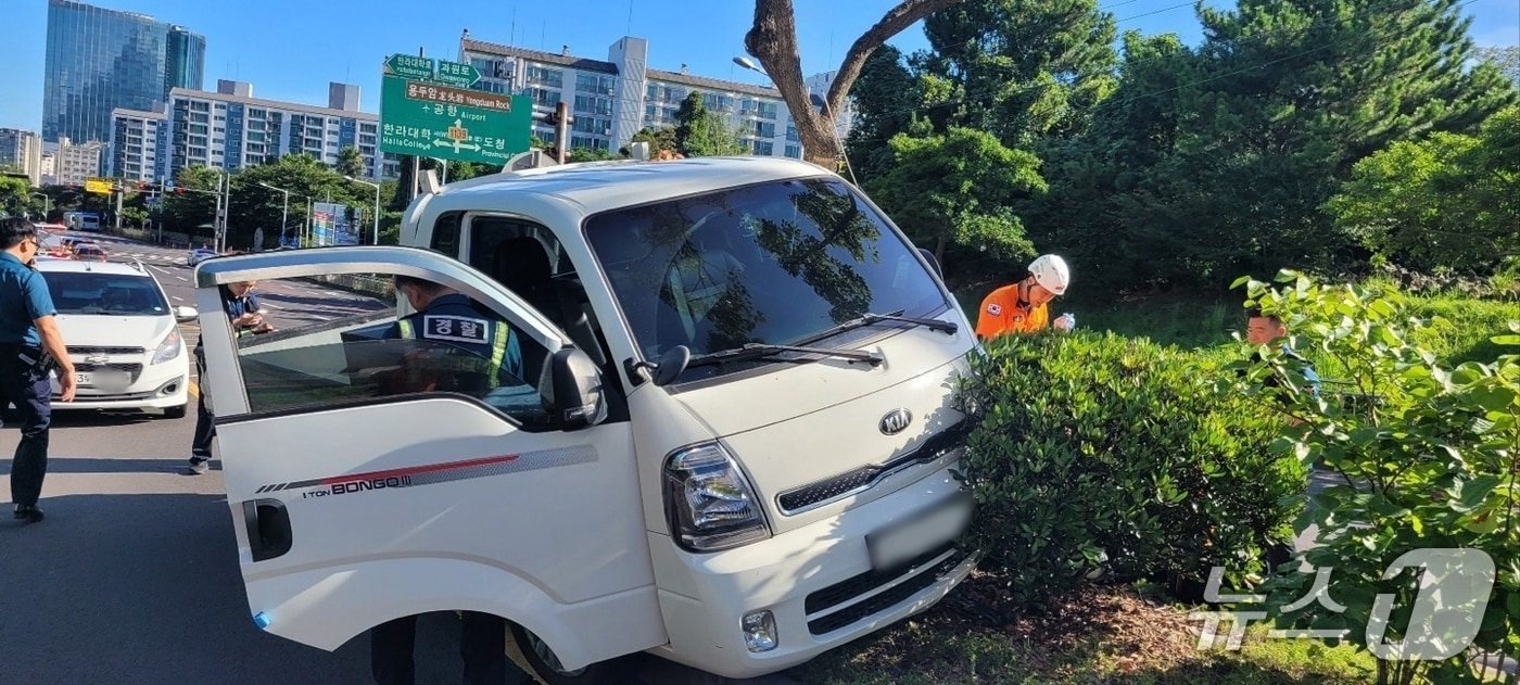 14일 오전 제주시 노형동 한 도로에서 발생한 트럭 사고.(제주도소방안전본부 제공. 재판매 및 DB 금지)