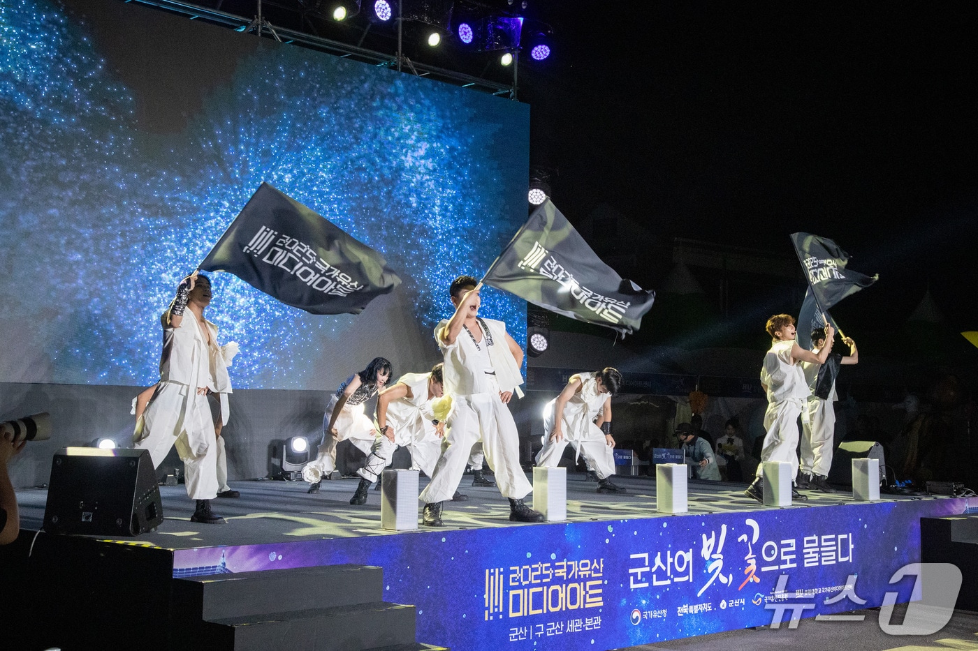 지난 8일 개막한 &#39;군산국가유산미디어아트&#39; 행사가 오는 30일까지 옛 군산세관 본관 일원에서 진행된다.&#40;군산시 제공. 재판매 및 DB금지&#41;