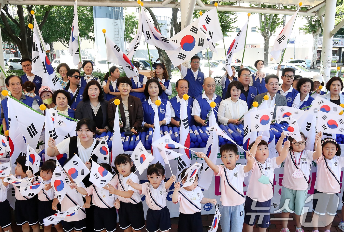 80주년 광복절을 하루 앞둔 14일 오전 대구 동구 큰고개오거리에서 한국자유총연맹 대구동구지회 회원과 동문어린이집 원아들이 '나라사랑 태극기 달기 캠페인'을 펼치고 있다. 2025.8.14/뉴스1 ⓒ News1 공정식 기자