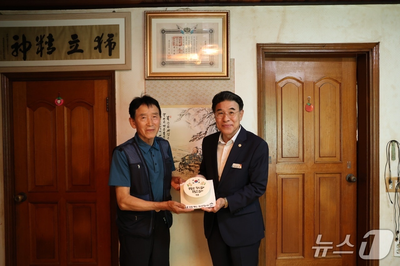 이응우 계룡시장이 제80주년 광복절을 맞아 13일 독립유공자 한 훈 의사의 손자인 한상빈 선생의 가정을 방문했다. (계룡시 제공.재판매 및 DB금지)/뉴스1