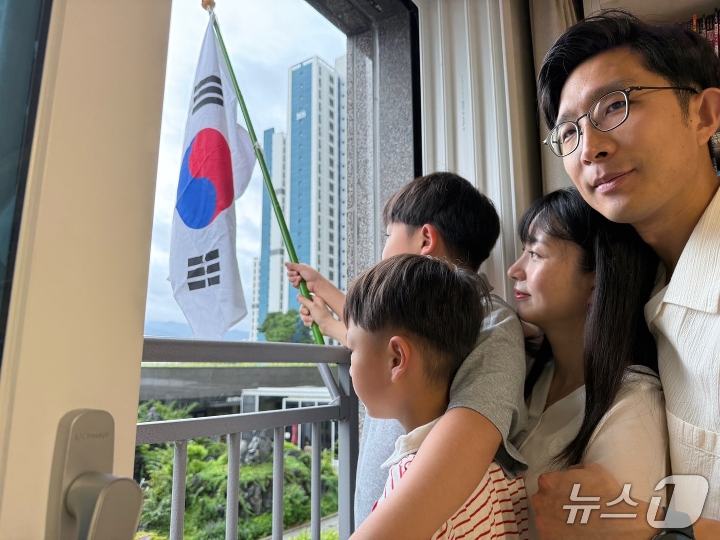 강원도교육청 유아교육원원, 제80주년 광복절을 맞아 태극기 달기 행사.(강원유아교육원 제공, 재판매 및 DB금지)