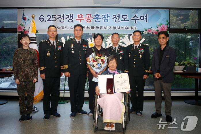 윤현철(뒷줄 왼쪽 셋째) 육군2포병여단장이 지난 13일 고(故) 박노길 소령의 배우자 방희용(앞줄) 여사에게 은성화랑무공훈장과 훈장증을 전도 수여한 후 기념촬영을 하고 있다. (2군단 제공, 재판매 및 DB금지)