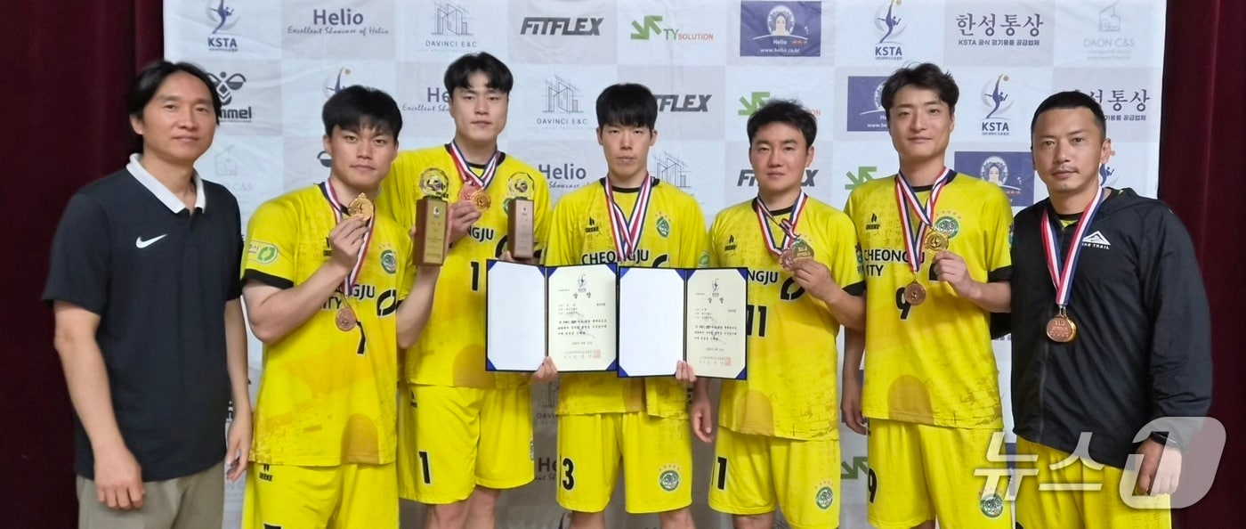 왼쪽부터 김종흔 감독, 이승빈, 남상훈, 김영철, 정원덕, 박철희 선수, 홍승현 코치(청주시 제공. 재판매 및 DB금지)./뉴스1